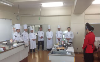 コックさんが生徒に料理を教える02