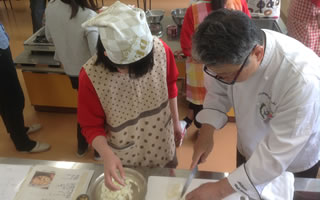 コックさんが生徒に料理を教える05